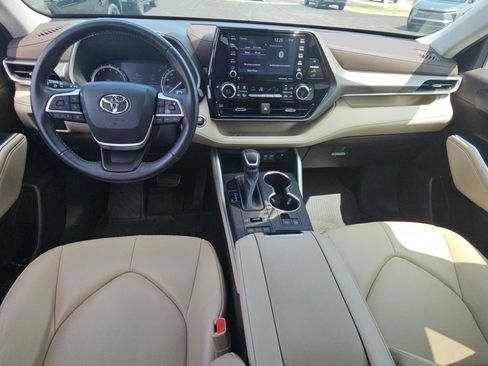 Used 2022 Toyota Highlander XLE AWD/4WD image 8