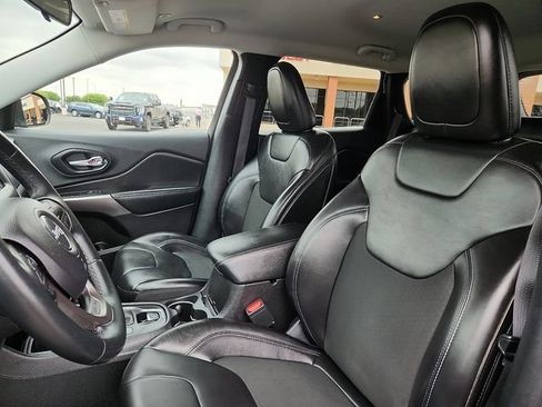Used 2019 Jeep Cherokee Latitude Plus FWD image 14