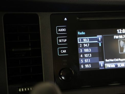 Used 2015 Toyota Sienna L image 24