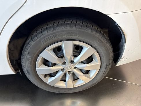 Used 2016 Toyota Corolla LE FWD image 9