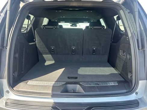 Used 2023 Chevrolet Suburban Z71 w/ Luxury Package AWD/4WD image 9