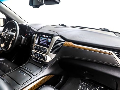 Used 2020 GMC Yukon XL Denali w/ Denali Premium Package image 16