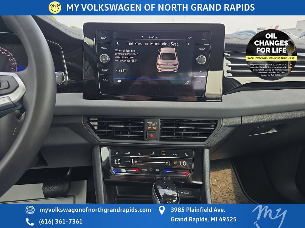 Used 2025 Volkswagen Jetta SE w/ Sunroof Package FWD image 22