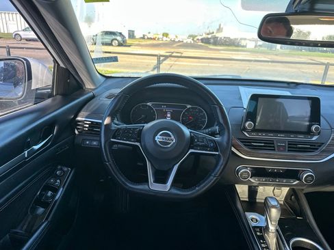 Used 2020 Nissan Altima 2.5 Platinum FWD image 11