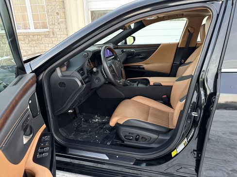 Used 2023 Lexus ES 300h Ultra Luxury image 16