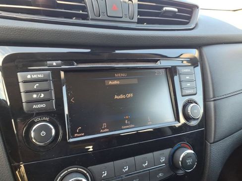 Used 2019 Nissan Rogue S image 17