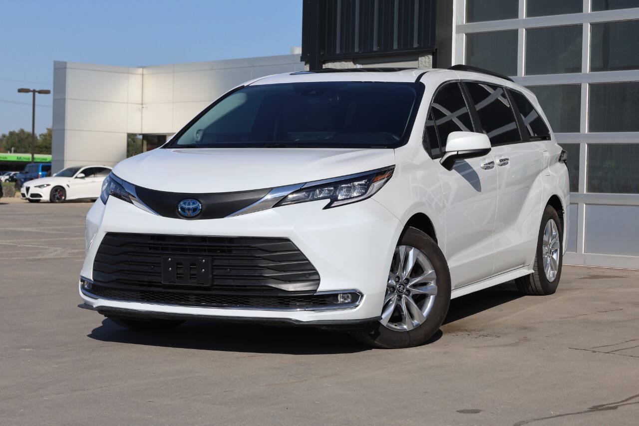 Used 2025 Toyota Sienna XLE w/ XLE Plus Package AWD/4WD image 3
