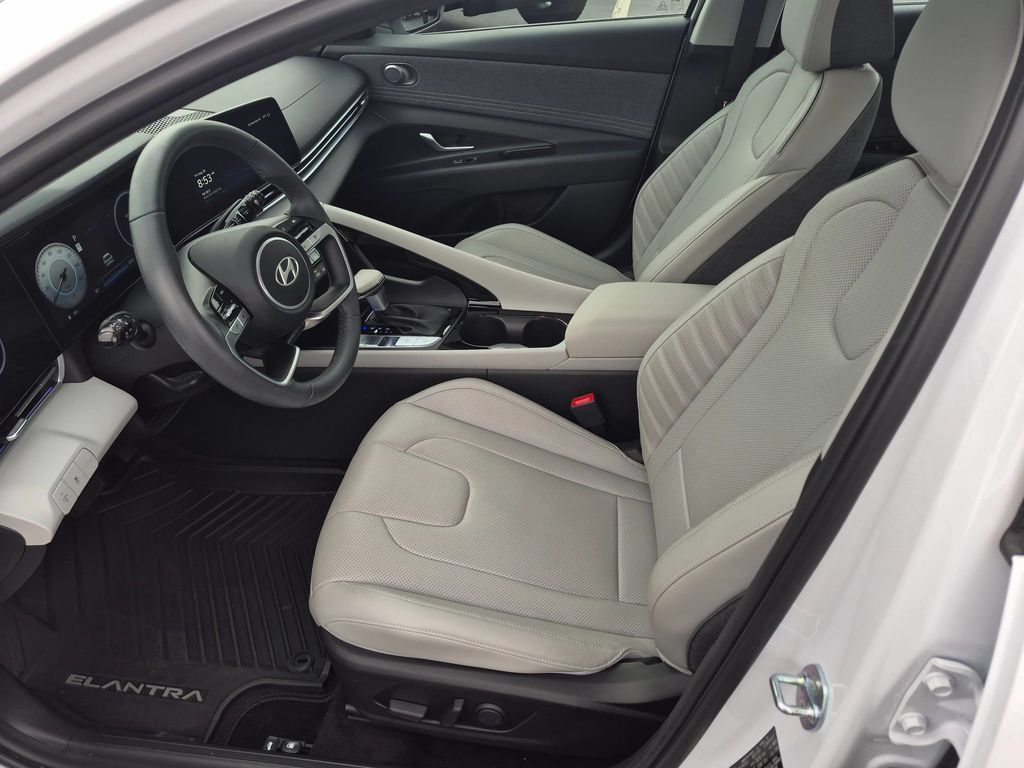 Used 2025 Hyundai Elantra Limited FWD image 12