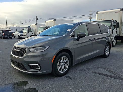 Used 2023 Chrysler Pacifica Touring-L image 3