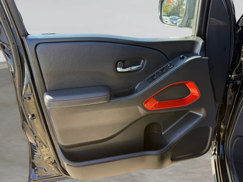 Used 2022 Nissan Frontier PRO-4X image 11