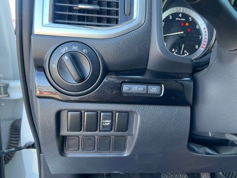 Used 2018 Nissan Titan SV image 33