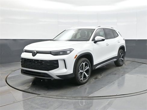 New 2026 Volkswagen Tiguan SE image 3