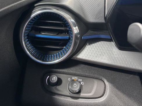 Certified 2025 Chevrolet Trax LT w/ LT Convenience Package image 21