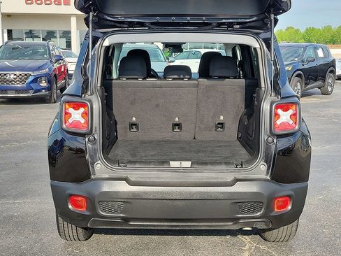 Used 2023 Jeep Renegade Latitude image 8