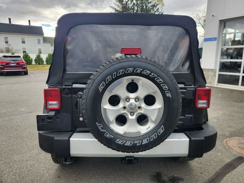Used 2015 Jeep Wrangler Unlimited Sahara w/ Connectivity Group AWD/4WD image 13