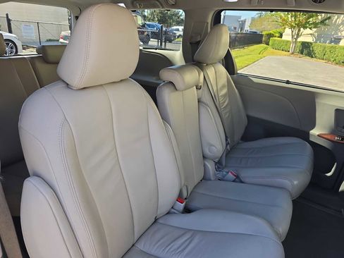 Used 2014 Toyota Sienna XLE image 25
