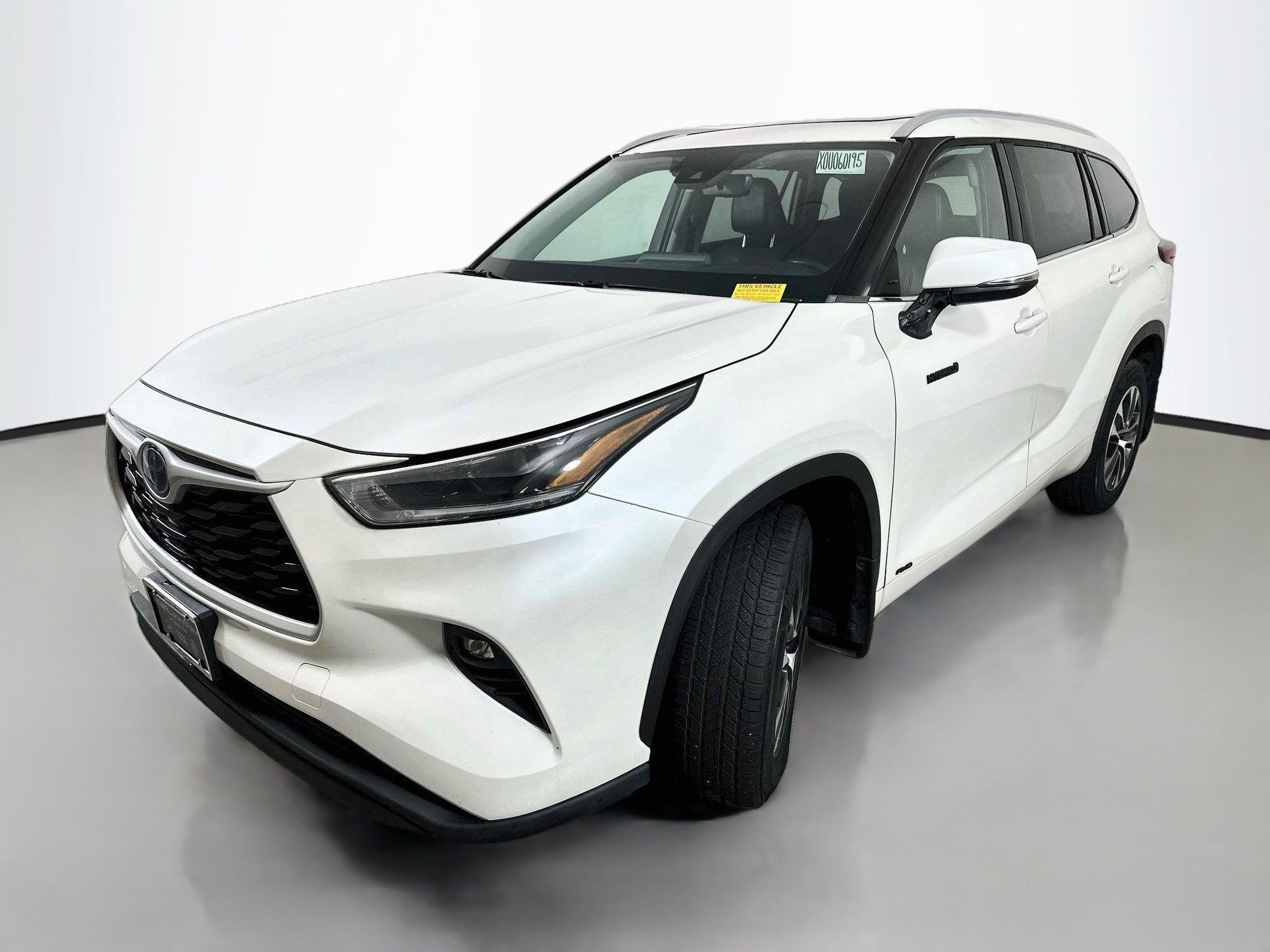Used 2021 Toyota Highlander XLE AWD/4WD image 3