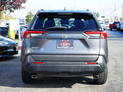 Used 2021 Toyota RAV4 XLE Premium image 5