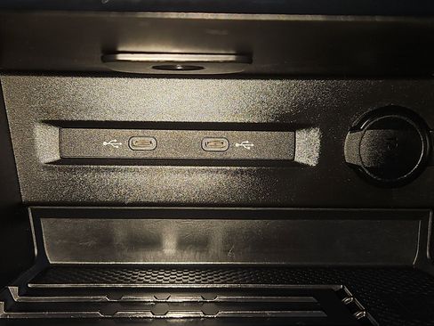 Certified 2025 Volkswagen Taos SE image 12