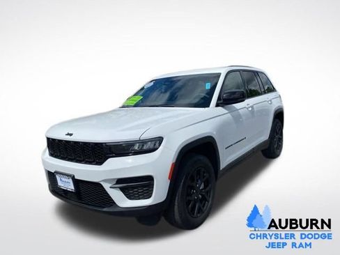 Used 2025 Jeep Grand Cherokee Altitude AWD/4WD image 3
