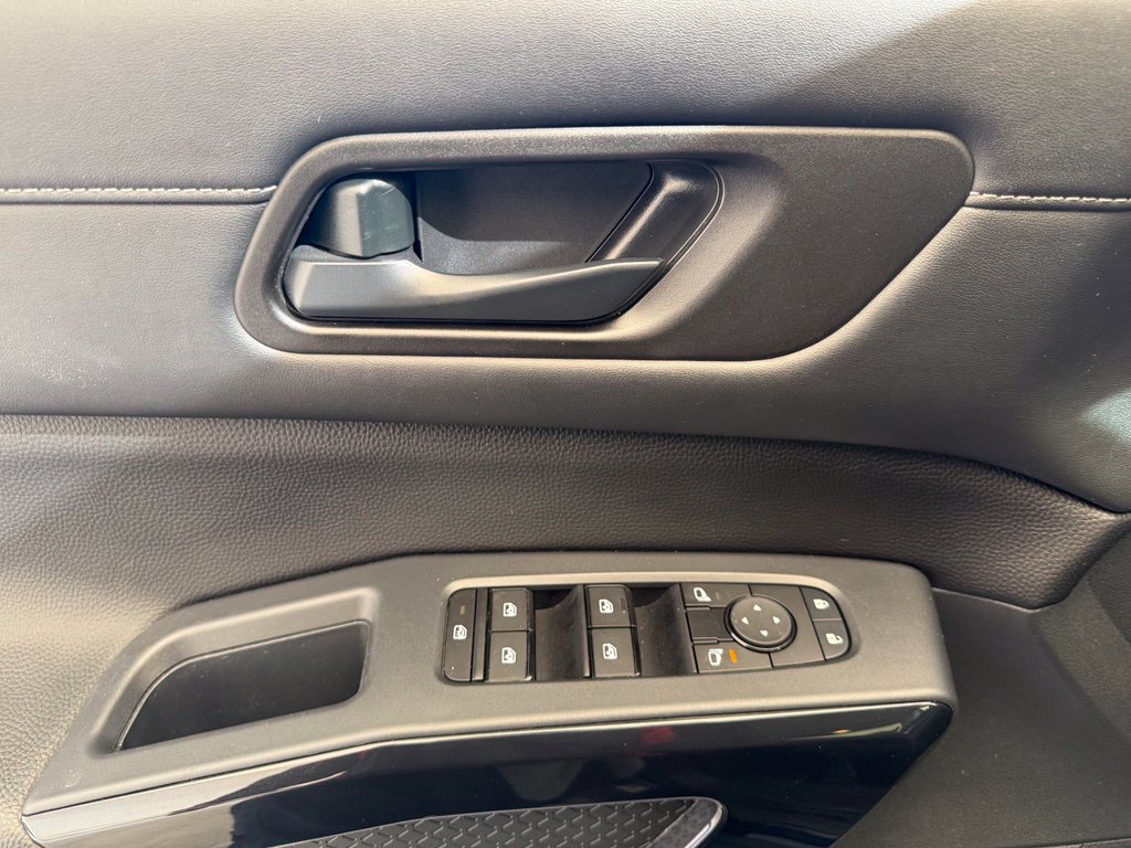 Used 2024 Nissan Pathfinder SV AWD/4WD image 14
