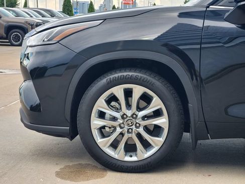 Certified 2026 Toyota Highlander Limited AWD/4WD image 8