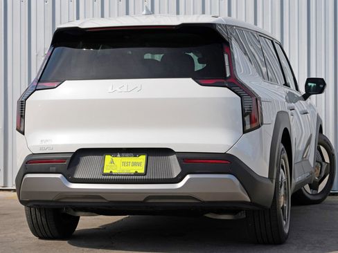 Used 2024 Kia EV9 Light Long Range image 4