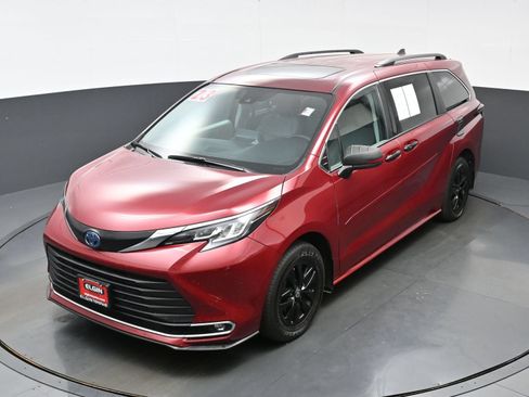 Used 2023 Toyota Sienna XLE FWD image 38