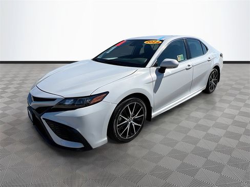 Used 2024 Toyota Camry SE image 3