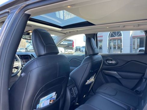 Used 2019 Jeep Cherokee Limited w/ Luxury Group image 8