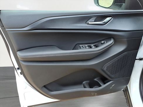 New 2025 Jeep Grand Cherokee Laredo image 16