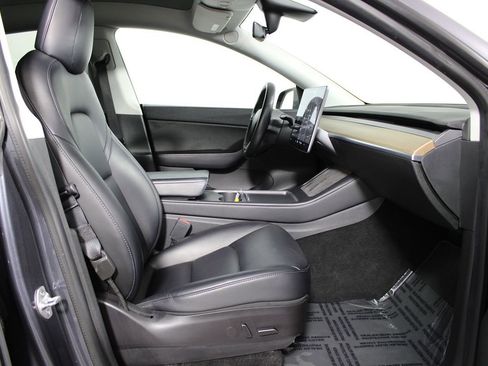 Used 2021 Tesla Model Y Long Range image 11