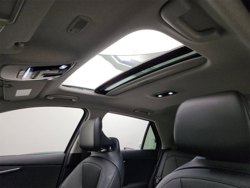 Certified 2024 Kia Niro EX Touring image 3