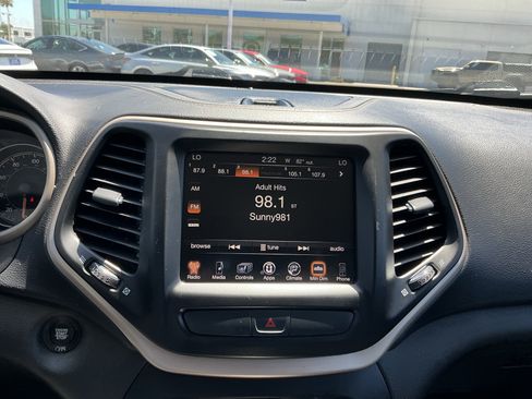 Used 2017 Jeep Cherokee High Altitude AWD/4WD image 28