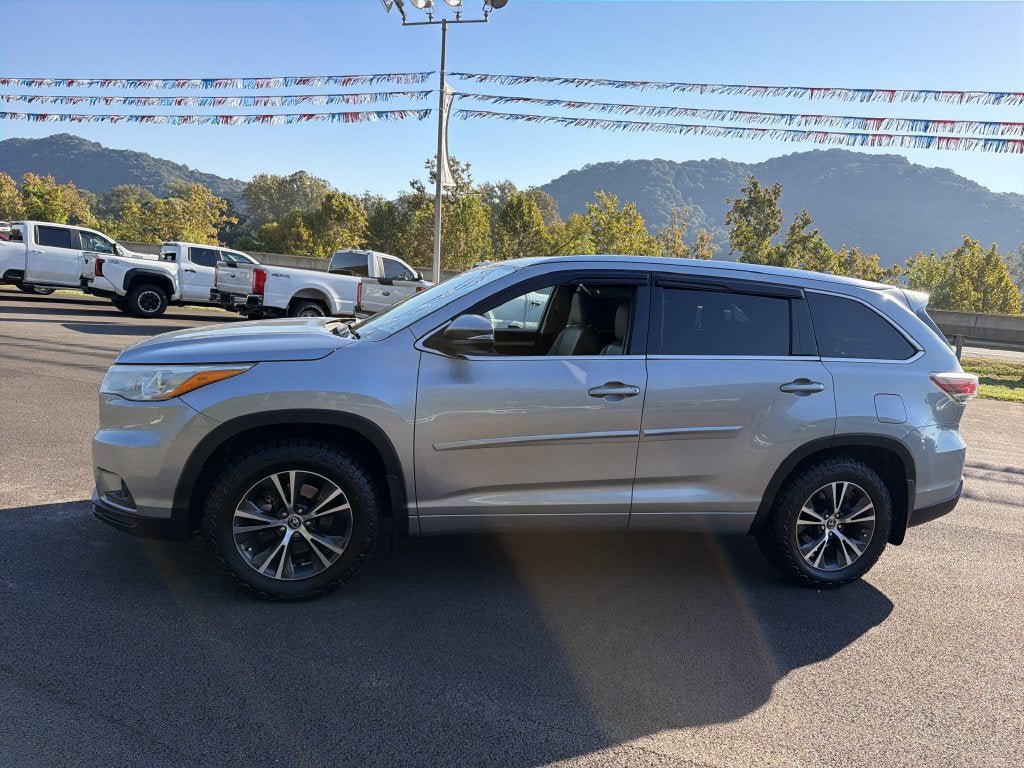 Used 2016 Toyota Highlander XLE AWD/4WD image 8