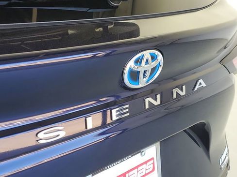 Used 2022 Toyota Sienna Limited image 9