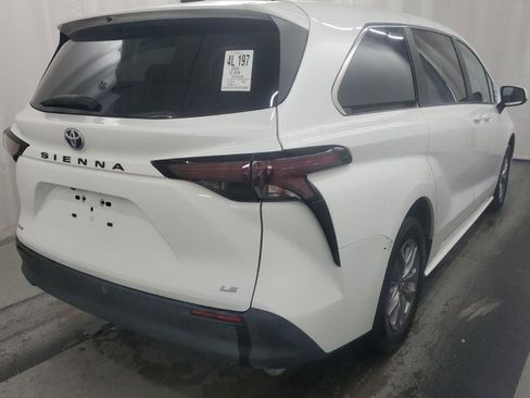 Used 2025 Toyota Sienna LE image 3