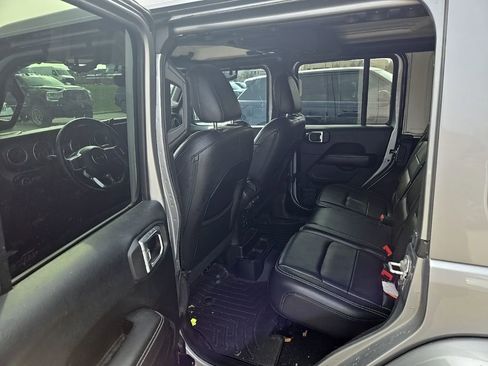 Used 2018 Jeep Wrangler Unlimited Sahara image 17