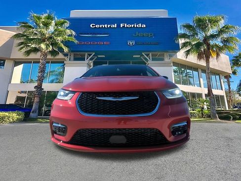 New 2026 Chrysler Pacifica Select image 3