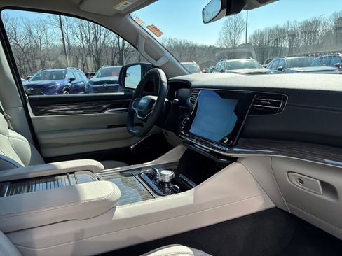 Used 2022 Jeep Wagoneer Series III w/ Flexible Seating Group image 55