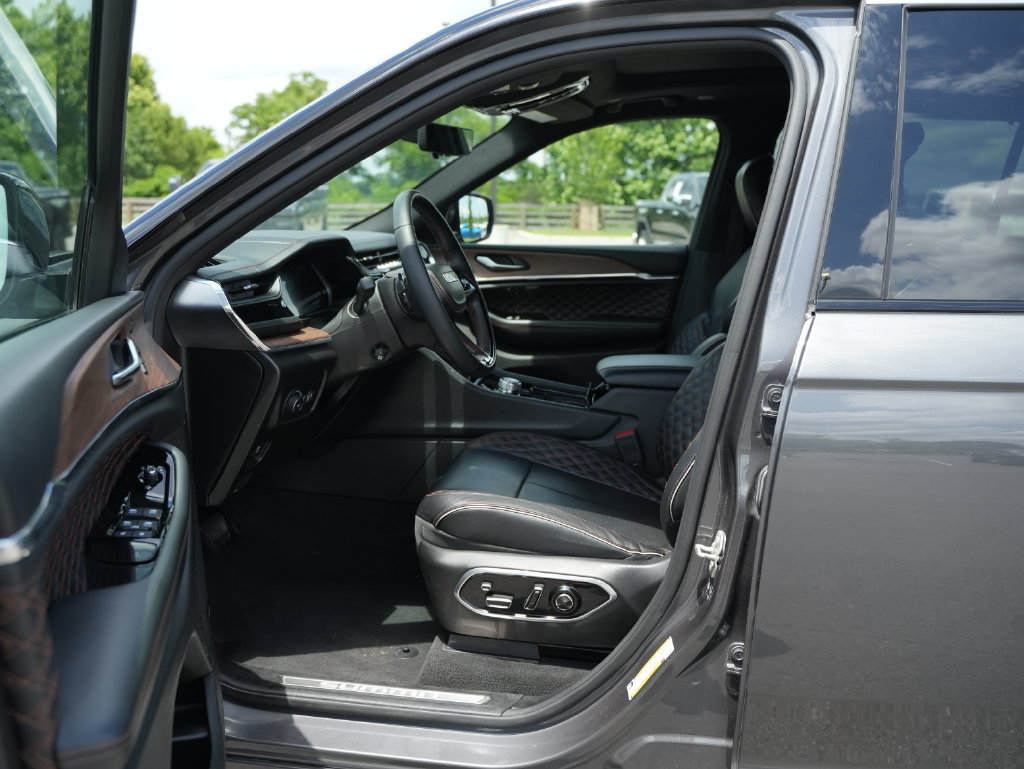 Used 2023 Jeep Grand Cherokee L Summit w/ Advanced Protech Group IV AWD/4WD image 15
