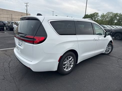 Used 2027 Chrysler Pacifica Select FWD image 4