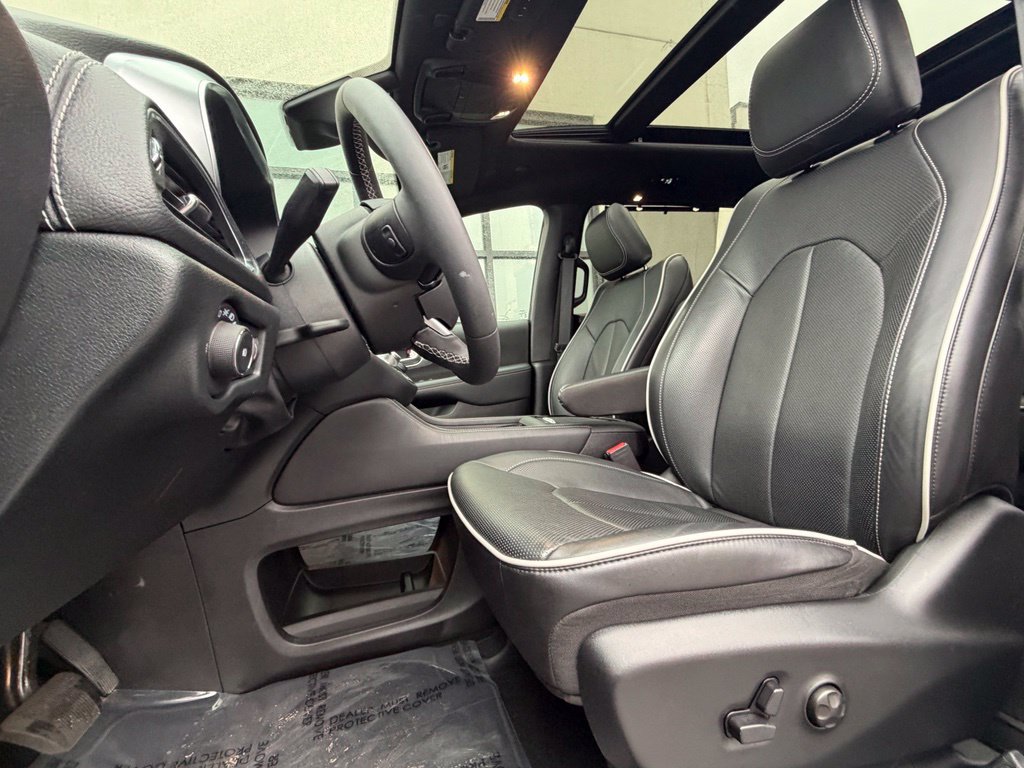 Used 2026 Chrysler Pacifica Limited FWD image 6