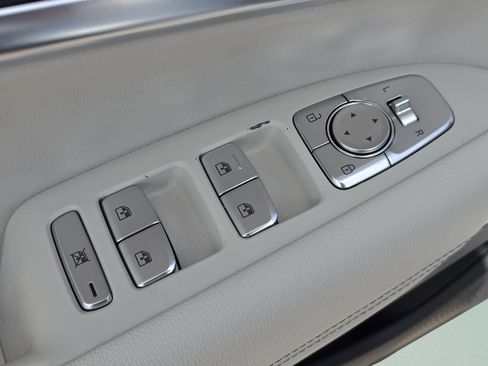 Used 2025 Genesis G70 2.5T RWD image 20