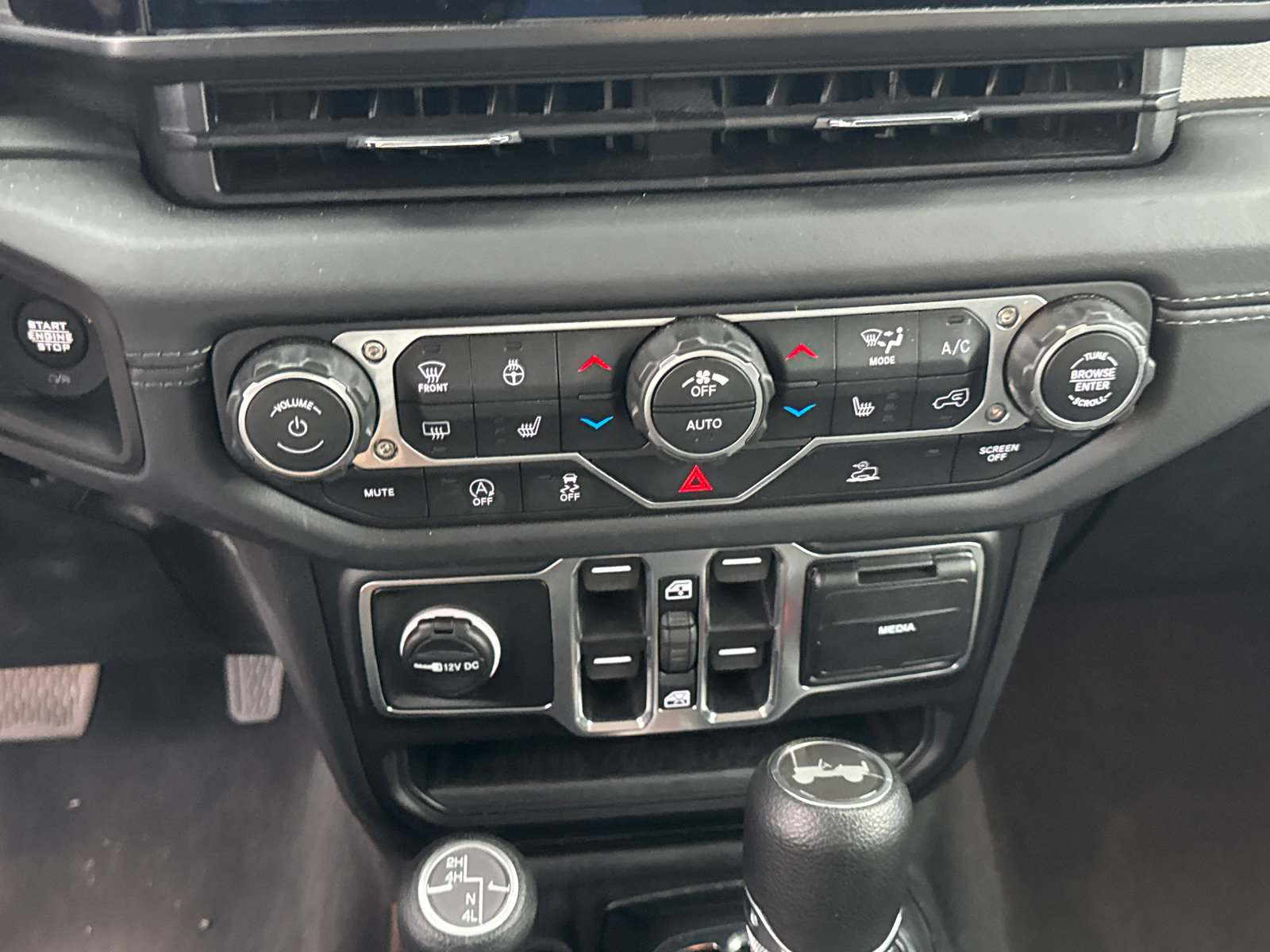 Used 2026 Jeep Wrangler Unlimited Sahara AWD/4WD image 26
