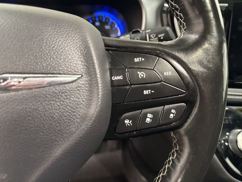 Used 2021 Chrysler Pacifica Touring-L w/ Uconnect Theater Family Group AWD/4WD image 13