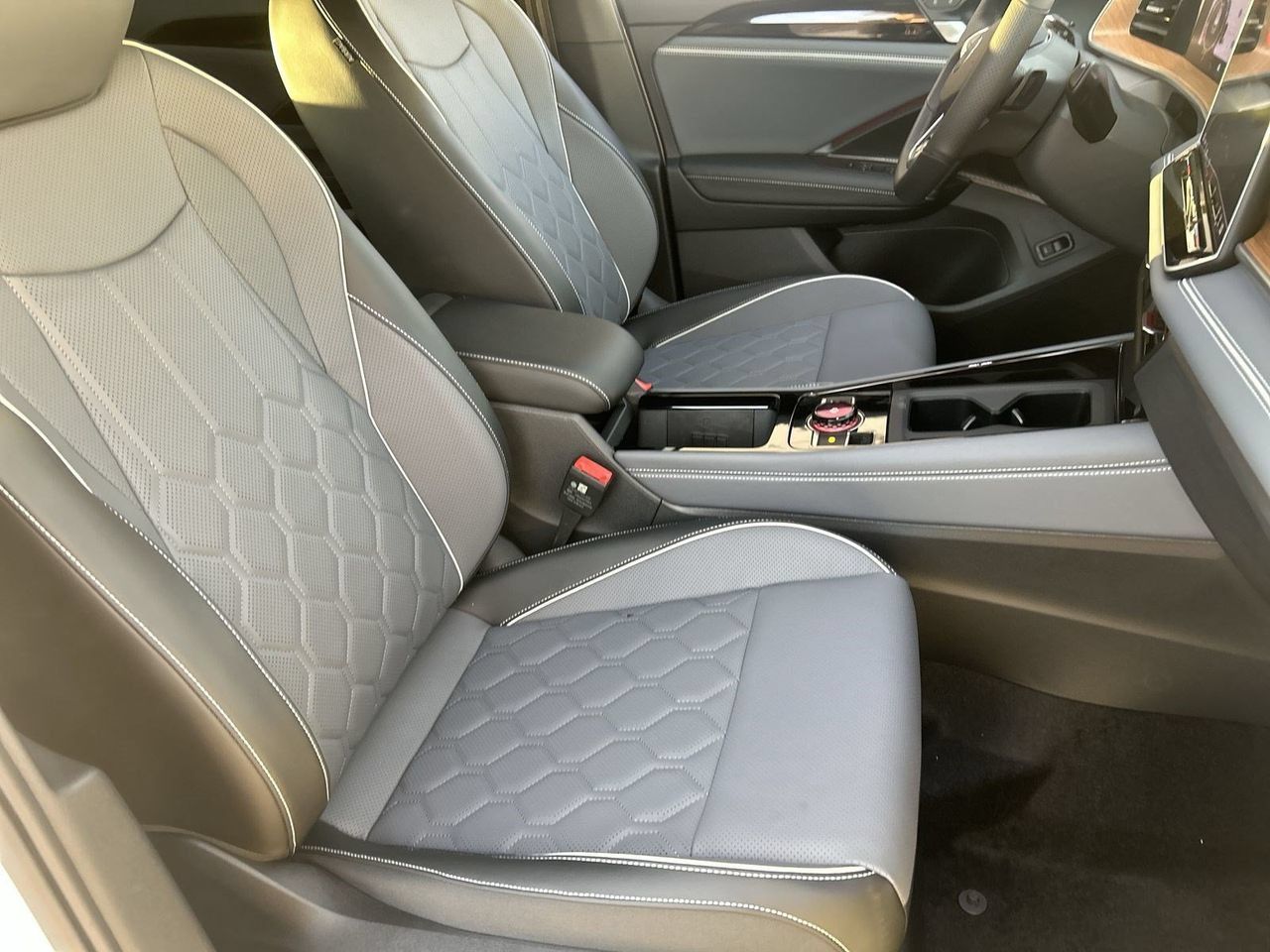 New 2026 Volkswagen Tiguan SEL R-Line AWD/4WD image 7