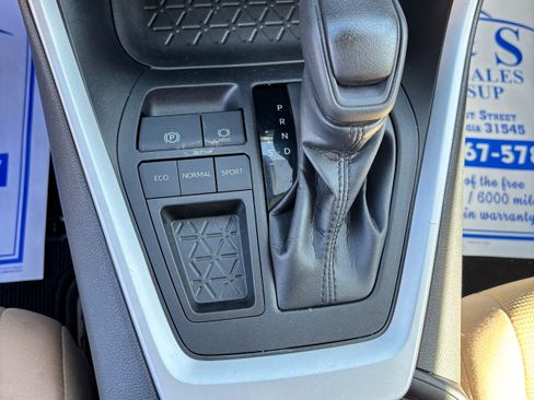 Used 2022 Toyota RAV4 LE image 16