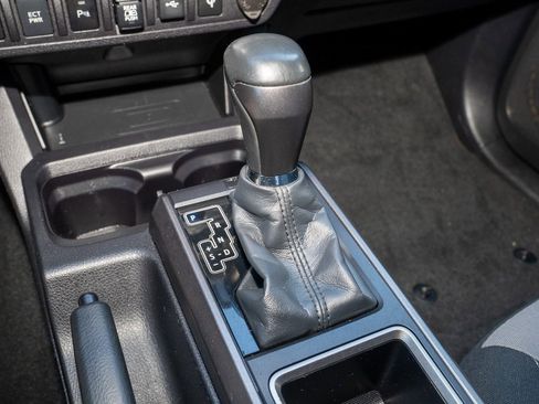 Used 2022 Toyota Tacoma TRD Off-Road image 10