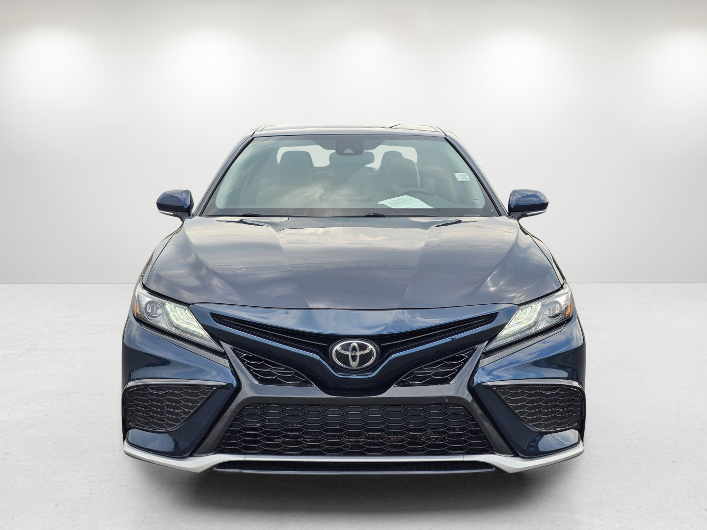 Used 2021 Toyota Camry XSE FWD image 2